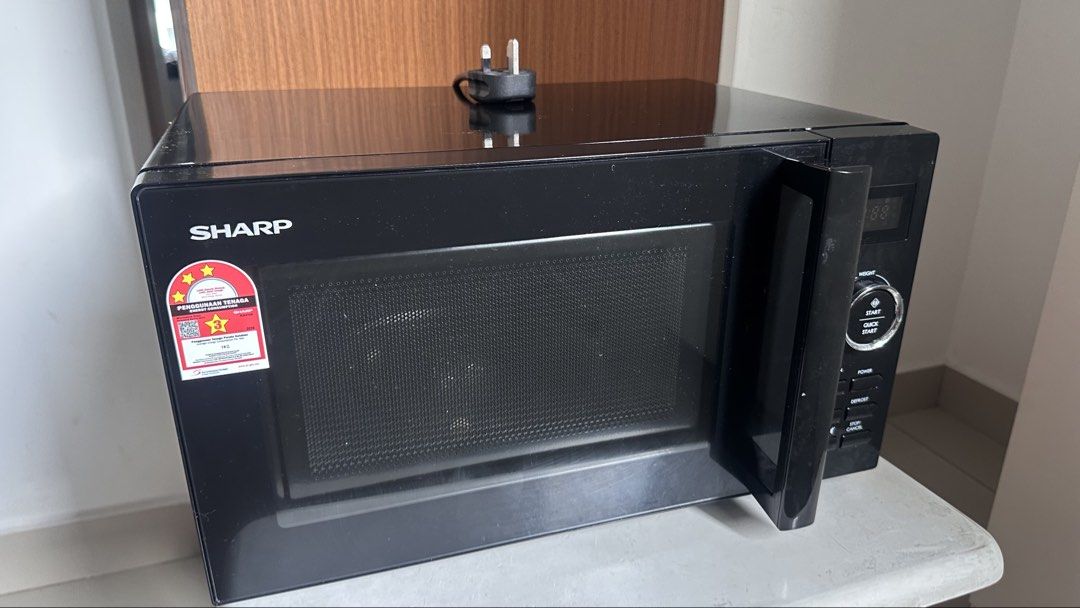 Sharp Microwave (Category: Ovens & Toasters) located in Kuala Lumpur. Submitted by johnnyuuuuuuf (Listing ID 1456831806, Image 3). Description: Sharp Microwave Lightly used, rfs we have two microwaves. 150rm negotiable, Old Klang Road location, lalamove or pick up only..