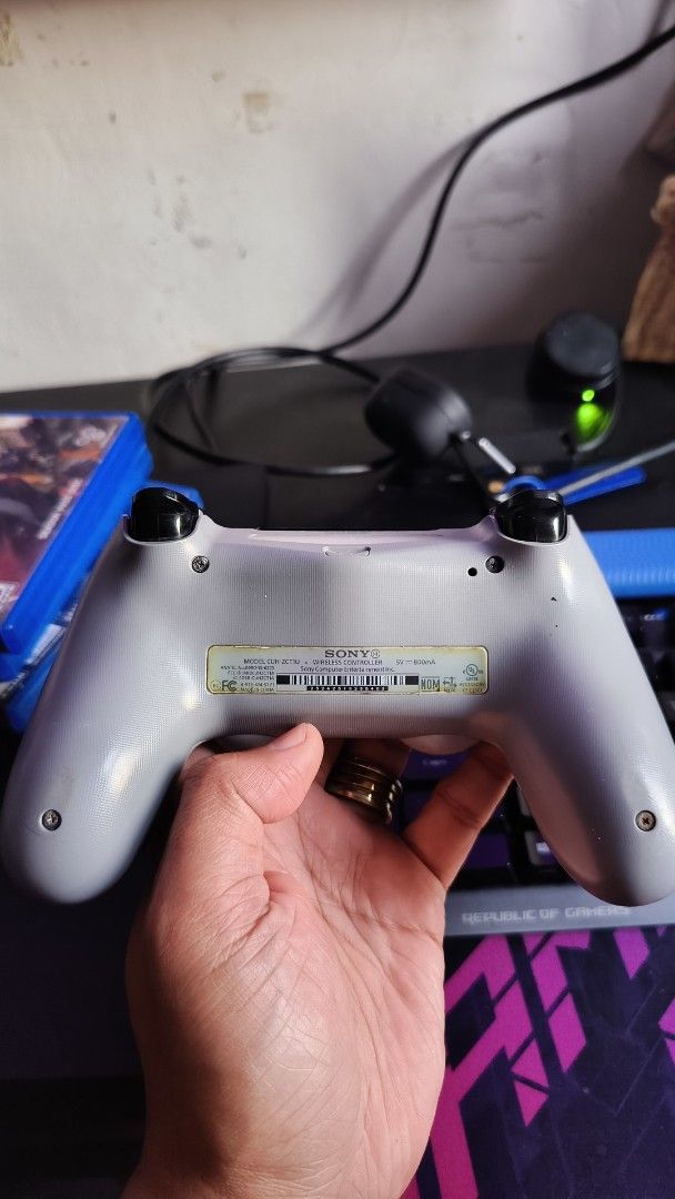 Sony DualShock 4 Wireless Controller - White (Category: Controllers) located in Marilao. Submitted by yuleestaana (Listing ID 1456889637, Image 2). Description: Selling 20th Anniversary Edition Dualshock 4 No issues Meet up SM Marilao or Lalamove.
