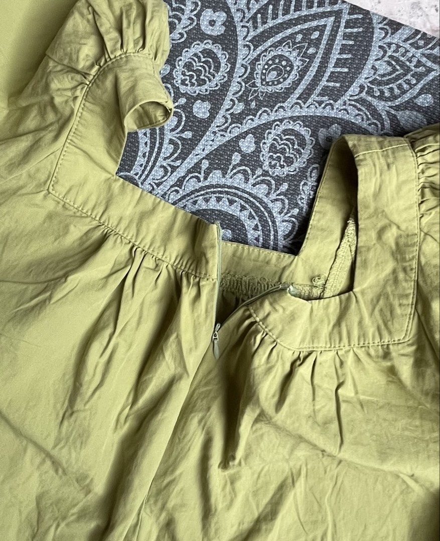 Square-Neck Blouse (Category: Blouses) located in Manila. Submitted by dayclutter (Listing ID 1456937434, Image 2). Description: Can fit to Medium-Large May zipper sa likod .