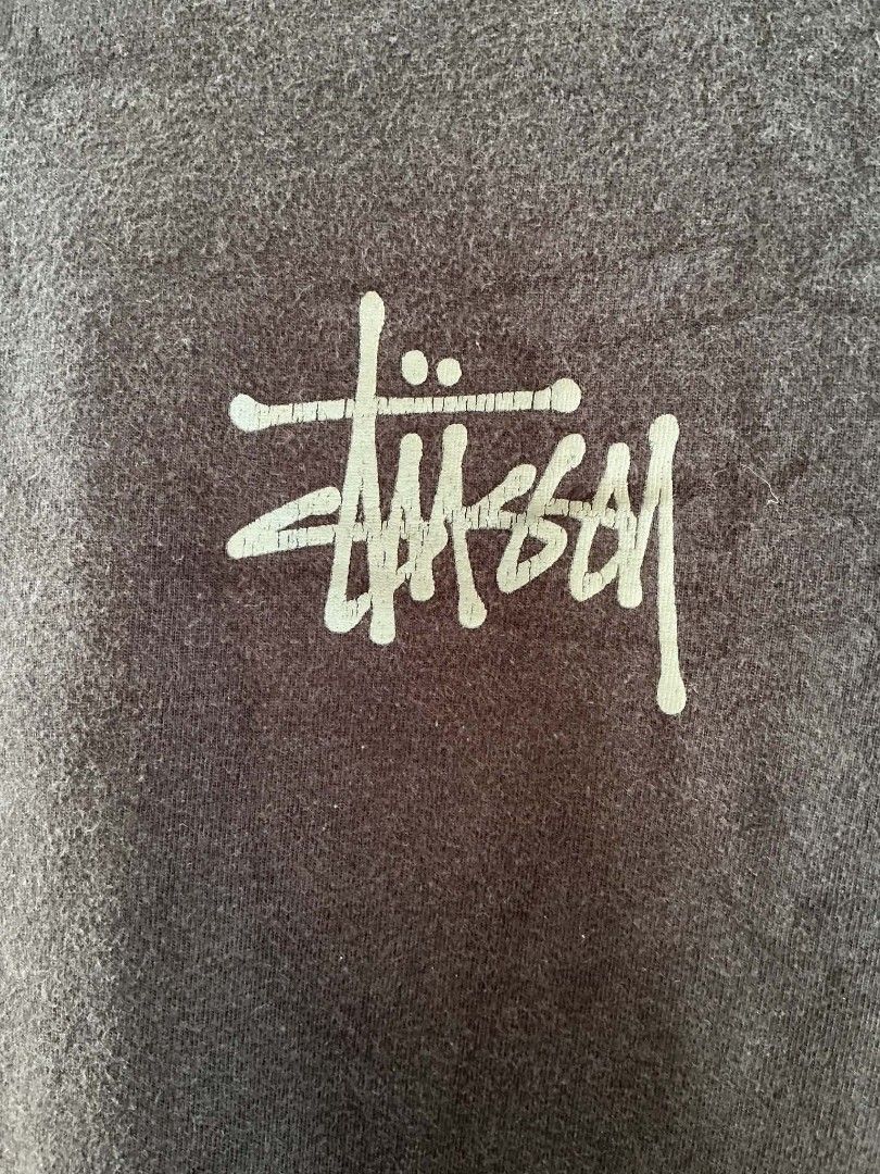 Stussy T-Shirt Size M Black (Category: Tshirts & Polo Shirts ) located in Zarraga. Submitted by eiksyopar (Listing ID 1456869435, Image 2). Description: - Classic black Stussy t-shirt - Iconic Stussy logo on front and back - Size: Medium - Made in Mexico - Ideal for everyday wear.