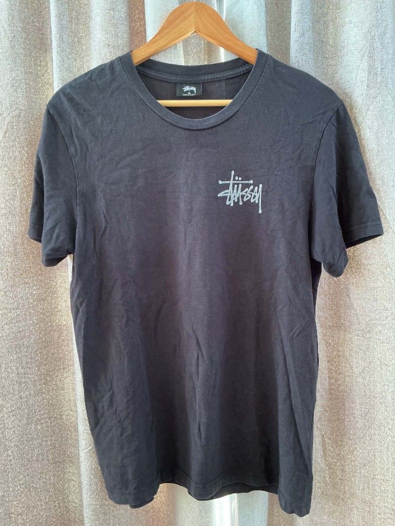 Stussy T-Shirt Size M Black (Category: Tshirts & Polo Shirts ) located in Zarraga. Submitted by eiksyopar (Listing ID 1456869435, Image 1). Description: - Classic black Stussy t-shirt - Iconic Stussy logo on front and back - Size: Medium - Made in Mexico - Ideal for everyday wear.