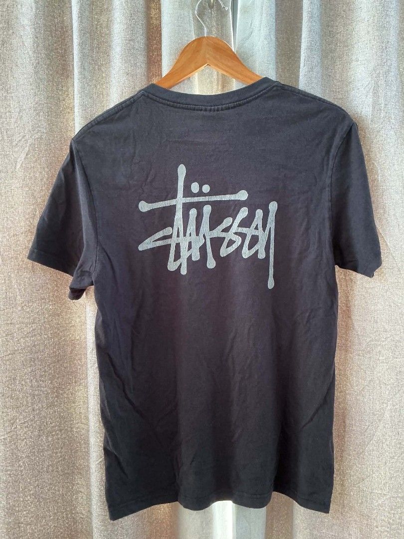 Stussy T-Shirt Size M Black (Category: Tshirts & Polo Shirts ) located in Zarraga. Submitted by eiksyopar (Listing ID 1456869435, Image 3). Description: - Classic black Stussy t-shirt - Iconic Stussy logo on front and back - Size: Medium - Made in Mexico - Ideal for everyday wear.