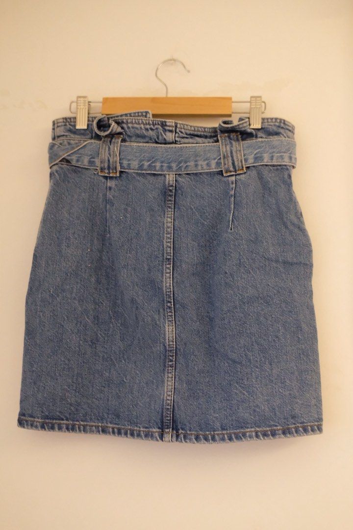 Topshop denim skirt (Category: Skirts) located in Mandaluyong City. Submitted by declutterstuff12 (Listing ID 1456897898, Image 2). Description: Used once. Like new condition pa po ang denim Rfs: not fit anymore.