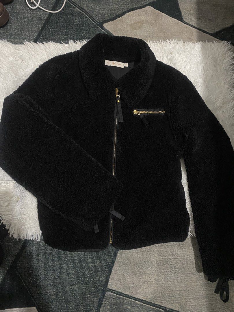 Tory b teddy jacket (Category: Coats, Jackets and Outerwear) located in Baguio. Submitted by jelaitrift (Listing ID 1456951272, Image 2). Description: Ganda neto fluffy🥰.