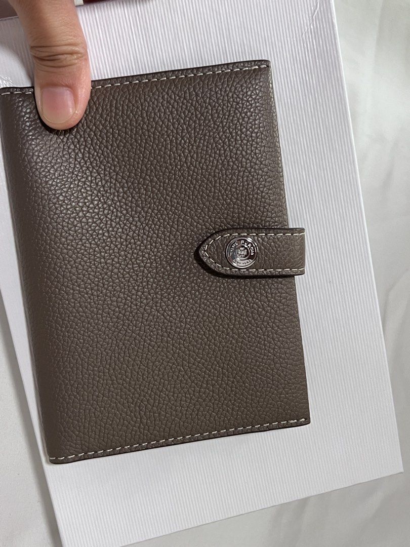 Tory Burch Passport Holder (Category: Wallets & Card holders) located in Cabanatuan. Submitted by hellorhea (Listing ID 1456785955, Image 1). Description: With tag and box .