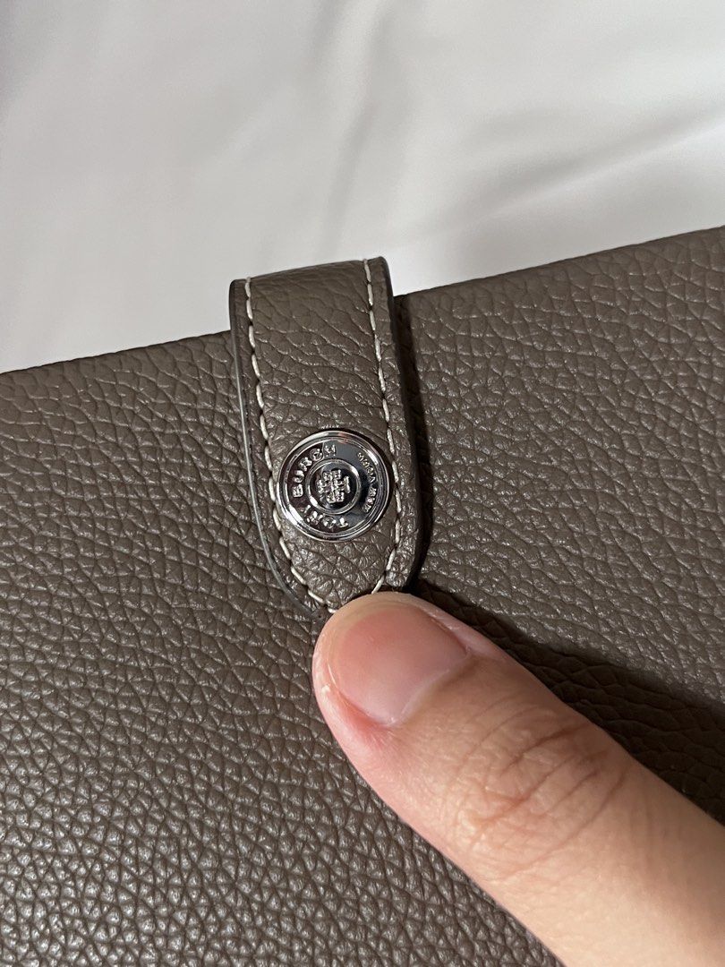 Tory Burch Passport Holder (Category: Wallets & Card holders) located in Cabanatuan. Submitted by hellorhea (Listing ID 1456785955, Image 3). Description: With tag and box .