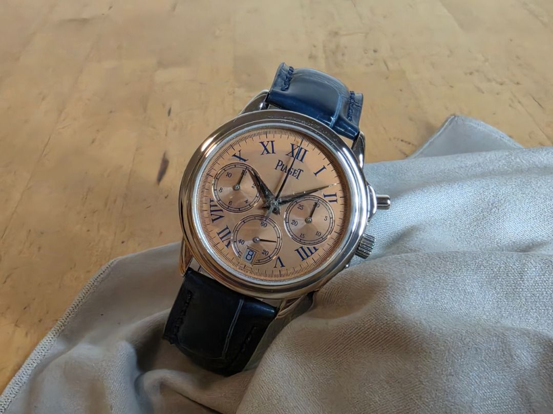 Used Piaget Gouverneur Chronograph Salmon PT 950 12978 二手 伯爵 計時 三文魚面 鉑金 （分類：手錶）位於 Hong Kong。 由 alpinewatchjewellery 提交（商品編號 1456809570，圖片 3）。簡介： Ref : 12978 35MM 鉑金(PT950)殼/針扣. 己停產Gouverneur系列. 細三針日曆計時款. 1185P自動機芯(基礎FP1185). 動儲約40小時. 90年代產物. 極有韻味 Old Money 感覺. 整體狀態良好. 後配帶. 齋錶(淨錶), 無任何附件. W2898。