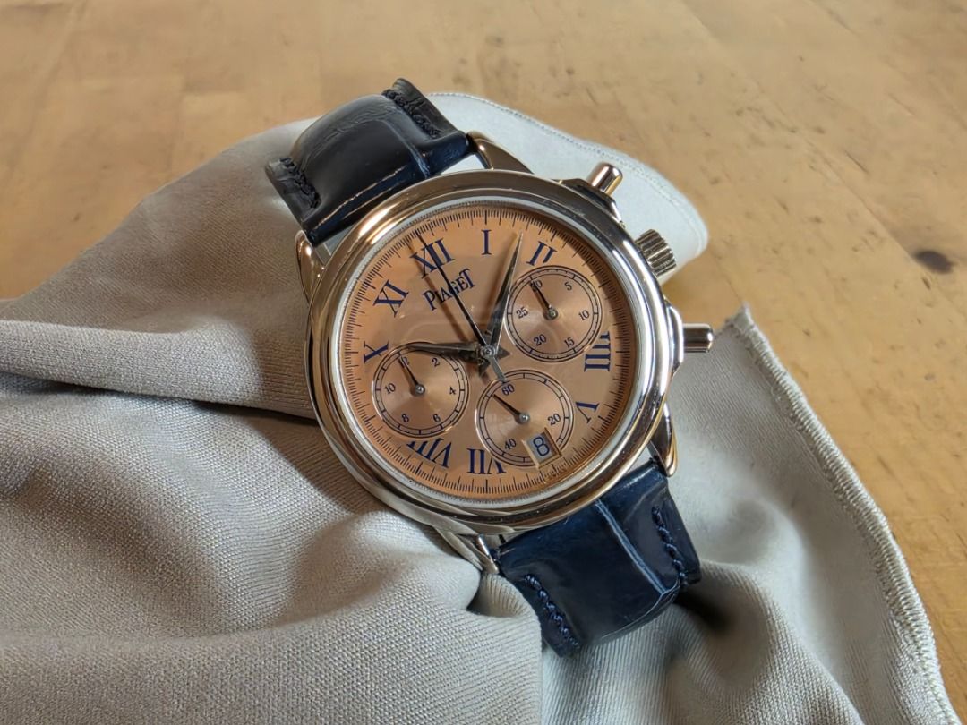 Used Piaget Gouverneur Chronograph Salmon PT 950 12978 二手 伯爵 計時 三文魚面 鉑金 （分類：手錶）位於 Hong Kong。 由 alpinewatchjewellery 提交（商品編號 1456809570，圖片 2）。簡介： Ref : 12978 35MM 鉑金(PT950)殼/針扣. 己停產Gouverneur系列. 細三針日曆計時款. 1185P自動機芯(基礎FP1185). 動儲約40小時. 90年代產物. 極有韻味 Old Money 感覺. 整體狀態良好. 後配帶. 齋錶(淨錶), 無任何附件. W2898。