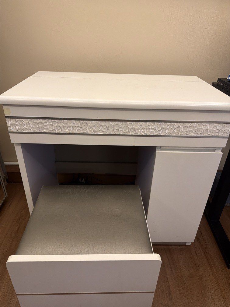 Vanity Table (Category: Tables & Sets) located in Singapore. Submitted by blessdtcg (Listing ID 1456939518, Image 1). Description: Good quality antique table Can be used for make up etc As it is used don’t expect brand new however the overall main condition is good! Need to get rid of it as it’s not being used anymore. Requires lifting as it is heavy. Arrange own delivery or self collect it.