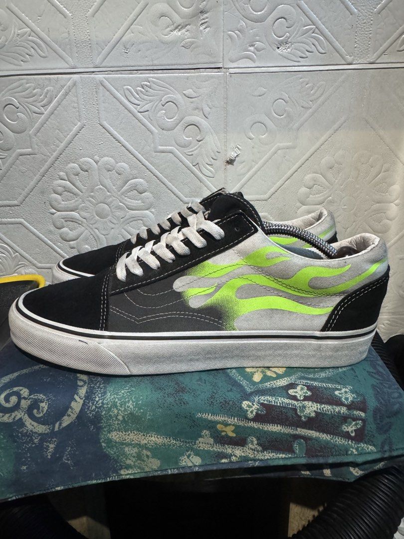 VANS Old Skool Flame Black (Category: Sneakers) located in Baguio. Submitted by ezaussie (Listing ID 1456912172, Image 1). Description: Size 11 US/44.5 EU Excellent Condition No Flaws.