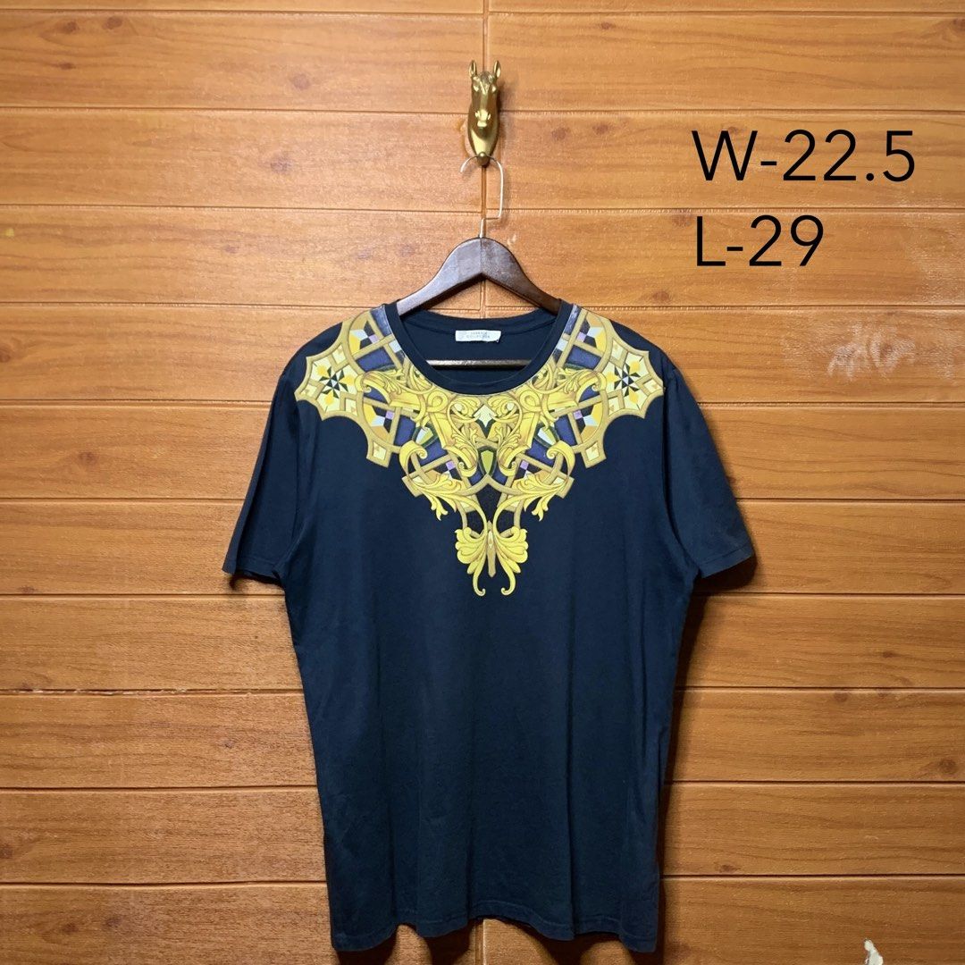 Versace Collection Baroque T-shirt (Category: Tshirts & Polo Shirts ) located in Quezon City. Submitted by donklasiko (Listing ID 1456847386, Image 2). Description: Condition: 9.5+/10 Pristine condition Issue: non Refer to the dimension 🤗 PM FOR MORE DETAILS NO RETURN, NO EXCHANGE & NO REFUND! ✅I ALSO ACCEPT TRADE/SWAP TO ANYTHING JUST DROP YOUR OFFER Please manage your expectations, this is a secondhand item. What you see is what you get 😊 💵M