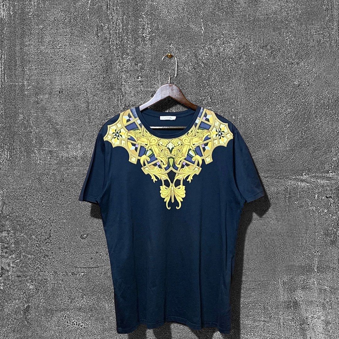 Versace Collection Baroque T-shirt (Category: Tshirts & Polo Shirts ) located in Quezon City. Submitted by donklasiko (Listing ID 1456847386, Image 1). Description: Condition: 9.5+/10 Pristine condition Issue: non Refer to the dimension 🤗 PM FOR MORE DETAILS NO RETURN, NO EXCHANGE & NO REFUND! ✅I ALSO ACCEPT TRADE/SWAP TO ANYTHING JUST DROP YOUR OFFER Please manage your expectations, this is a secondhand item. What you see is what you get 😊 💵M