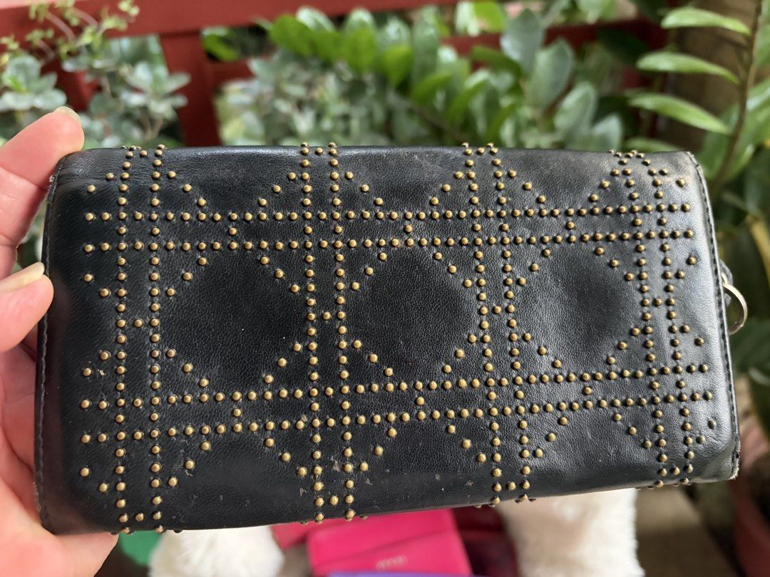 Vintage but tested (Category: Luxury Bags & Wallets) located in Caloocan City. Submitted by wildstar.f2ca8a (Listing ID 1456870764, Image 2). Description: Durable and classy.