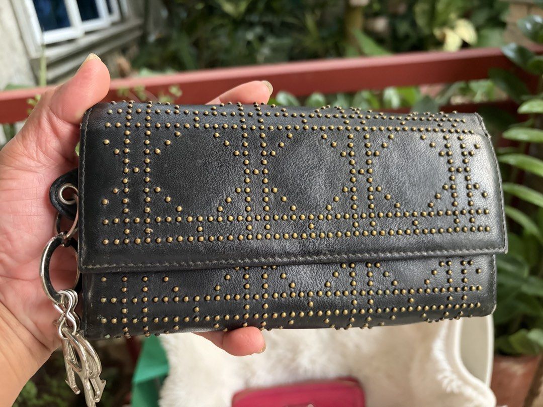 Vintage but tested (Category: Luxury Bags & Wallets) located in Caloocan City. Submitted by wildstar.f2ca8a (Listing ID 1456870764, Image 1). Description: Durable and classy.