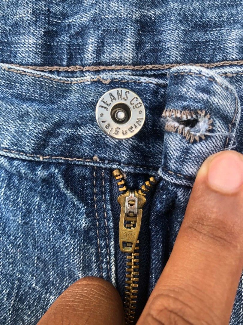 WRANGLER CARGO JORTS (Category: Shorts) located in Cabagan. Submitted by ukayflips (Listing ID 1456792487, Image 3). Description: DIMES W 38 L 22.5 LO 12.3 GOOD CONDITION COMPLETE TAGS HARD DENIM ISSUE NEEDWASH.