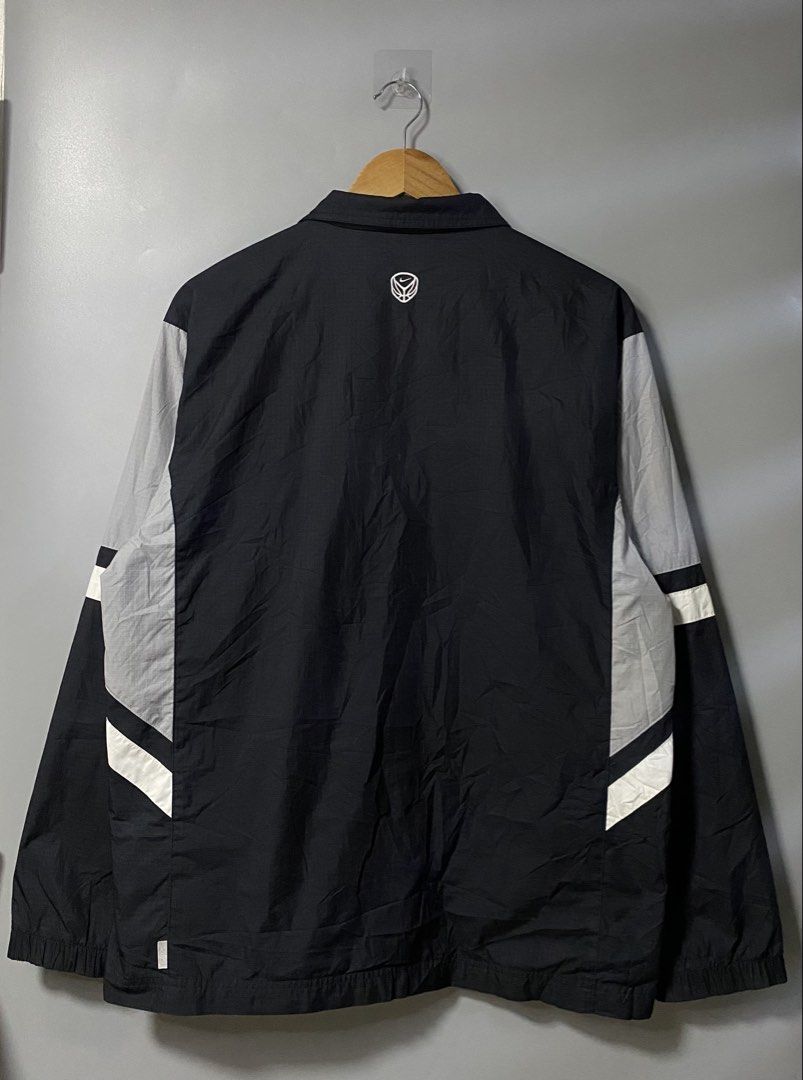 Y2k Tri-tone Nike Windbreaker (Category: Coats, Jackets and Outerwear) located in Minglanilla. Submitted by shashinn (Listing ID 1456823956, Image 2). Description: Y2k Tri-tone Nike Windbreaker Length - 28 Width - 22.5 • 9.8/10 COLOR RATE • GOOD TO EXCELLENT CONDITION • Has inner scratches (not visible when worn), Overall Condition is Excellent • Minimal stain (not noticeable) • AUTHENTIC✅ Pm for more inquiries if interested Price🏷️ + Shipping F