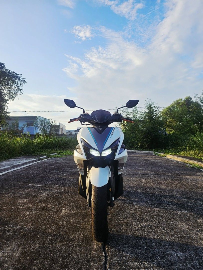 Yamaha Aerox 155 White 1st gen (Category: Motorbikes for Sale) located in Binan City. Submitted by Sunny_RJ (Listing ID 1456920201, Image 3). Description: Selling my beloved Yamaha Aerox 1st Gen White ABS. ◽ Condition: Registered, minor/minimal scratches due to usage, but absolutely zero performance issues. Alagang-alaga ang makina. ◽ Riding Feel: Balanced, fast, and incredibly safe with the dual disc brake configuration..