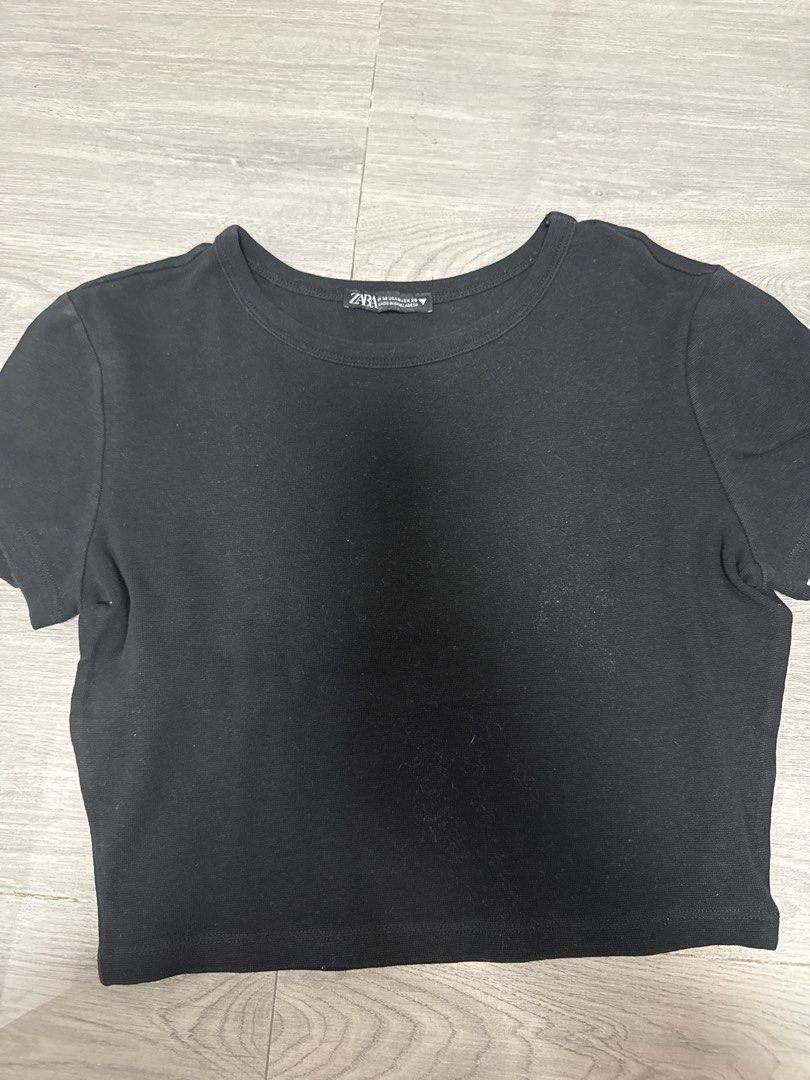 Zara Black Cropped T-Shirt (Category: Shirts) located in Malabon City. Submitted by salmontunaroll (Listing ID 1456908727, Image 1). Description: - Basic black cropped t-shirt from Zara - Short sleeves - Crew neck - Simple and versatile for everyday wear - Can be dressed up or down - Great for layering or wearing solo - Easy to match with any wardrobe item.
