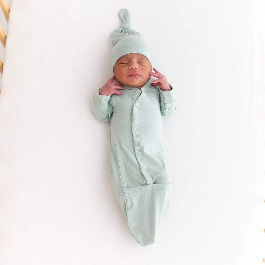 ZIPPERED ROMPER BUNDLE 1 - SIZE 0-3M (Category: Babies & Kids Fashion) located in Makati City. Submitted by travelfinds34611 (Listing ID 1456882816, Image 2). Description: 4PC NEWBORN BUNDLE - includes 2 sleep gowns for easy diaper changes, and - 2 zippered rompers/frogsuits 1. Kyte Baby Bundler, Size: 0-3M, Color: Sage -sleep gown made from buttery-soft, eco-friendly bamboo rayon. It is designed to keep a baby’s feet comfortably tucked in and wa