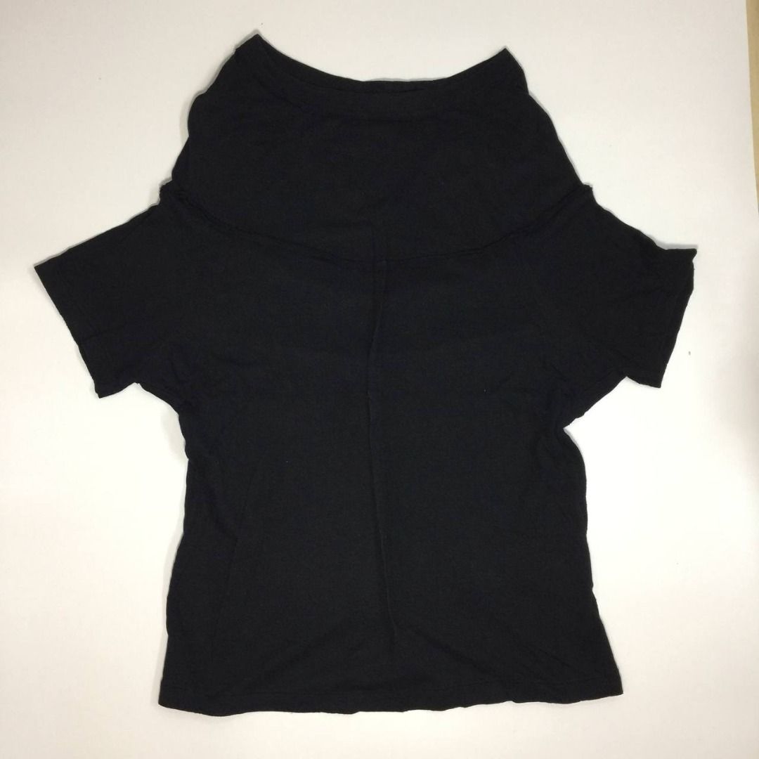 issey miyake ZUCCA Bono Inspo Top Layered (Category: Tshirts & Polo Shirts ) located in Pagsanjan. Submitted by ovothrift (Listing ID 1456902623, Image 2). Description: Length - 28 Width pit to pit - 21 very good condition no issue authentic color rate - 9.5/10 ZUCCa (or Cabane de ZUCCa) is a Japanese fashion label founded in 1988 by designer Akira Onozuka. Onozuka previously spent over a decade working as a close assistant in Tokyo and Paris und