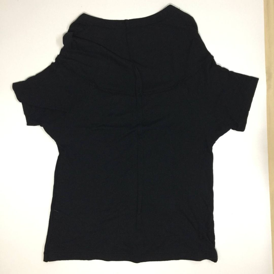 issey miyake ZUCCA Bono Inspo Top Layered (Category: Tshirts & Polo Shirts ) located in Pagsanjan. Submitted by ovothrift (Listing ID 1456902623, Image 1). Description: Length - 28 Width pit to pit - 21 very good condition no issue authentic color rate - 9.5/10 ZUCCa (or Cabane de ZUCCa) is a Japanese fashion label founded in 1988 by designer Akira Onozuka. Onozuka previously spent over a decade working as a close assistant in Tokyo and Paris und