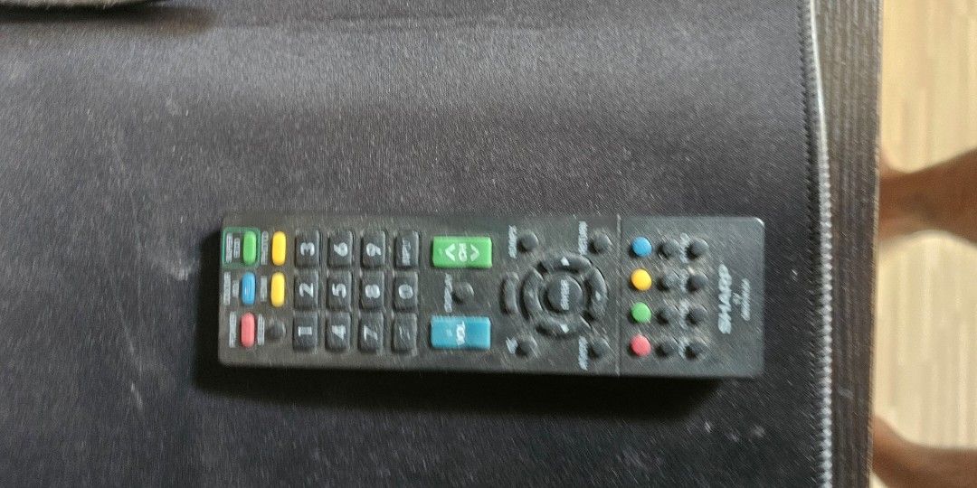 32" sharp tv (Category: TV) located in Singapore. Submitted by xfxMxmxt (Listing ID 1457042276, Image 3). Description: no stand not smart TV no wall bracket selling as it.