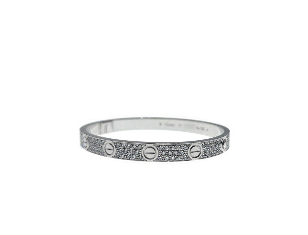 【新款🏵到貨】カルティエ Cartier LOVE 經典款 鋪鑲鑽石 手鐲 Size17 ｜官方推薦店·折扣優惠 （分類：飾物及配件）位於 Hong Kong。 由 jacky_appraiser_hk 提交（商品編號 1457116580，圖片 2）。簡介： LOVE 系列於 1969 年在紐約誕生，現已成為全球標誌。 這一切都始於第一個創作，即由珠寶大師 Aldo Cipullo 設計的黃金 LOVE 手鐲。 自問世以來，LOVE 手鐲為本世紀一些最具代表性的情侶手腕增光添彩， 該系列現已擴展至包括各種手鐲、戒指、項鍊和耳環，並以鑽石裝飾詮釋獨特的情感表達。 鎖住你的愛，直到永遠。 官網新款售價：HK$388,000 品牌：Cartier 系列：Love 名稱：寬版 滿天星(最新款) 材質：750白金 尺寸：17 寬度：6.1毫米 配件：盒/螺絲批/全球聯保證書 產品型號：N6727017 安心保障：專屬陪驗認證服務 商品狀況：極佳 (可參考新舊評級) 新舊程度評級 全新：從未戴過