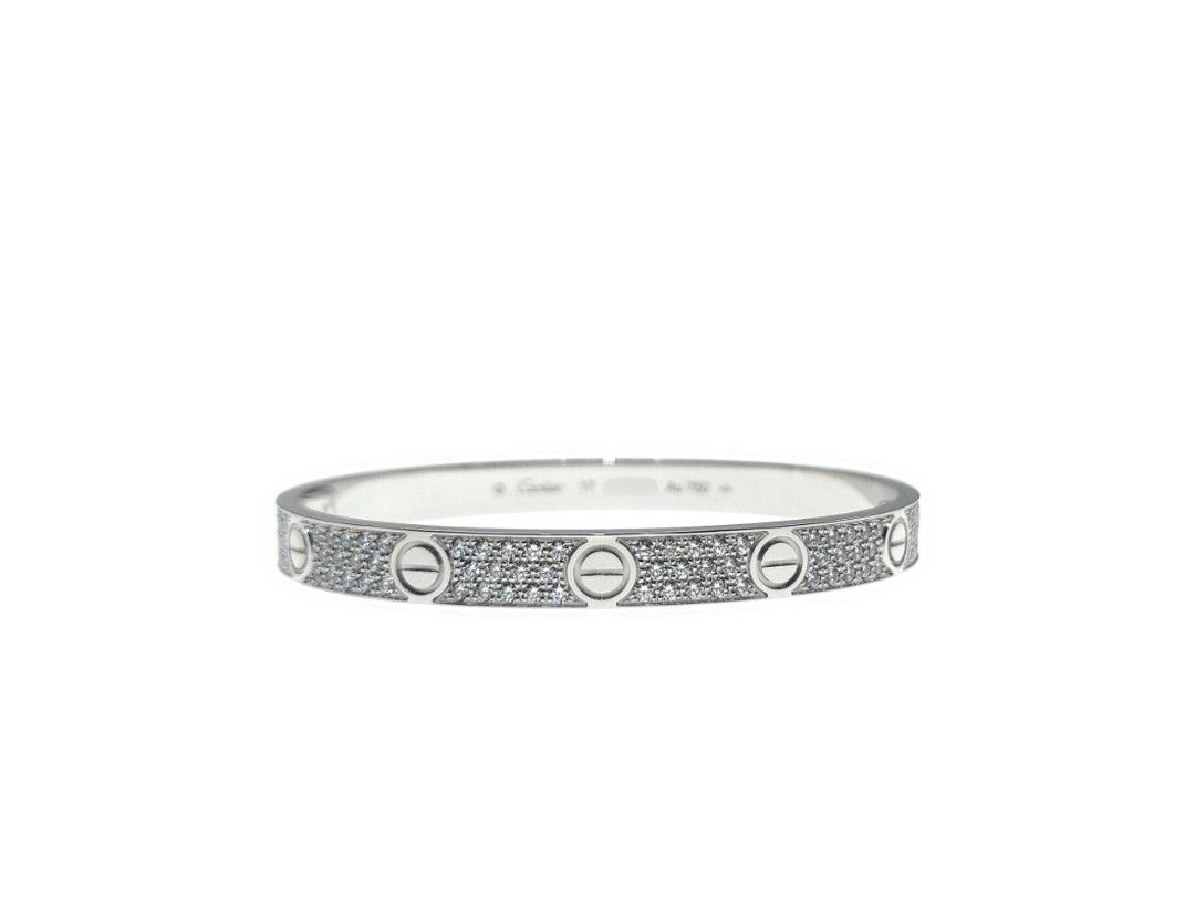 【新款🏵到貨】カルティエ Cartier LOVE 經典款 鋪鑲鑽石 手鐲 Size17 ｜官方推薦店·折扣優惠 （分類：飾物及配件）位於 Hong Kong。 由 jacky_appraiser_hk 提交（商品編號 1457116580，圖片 1）。簡介： LOVE 系列於 1969 年在紐約誕生，現已成為全球標誌。 這一切都始於第一個創作，即由珠寶大師 Aldo Cipullo 設計的黃金 LOVE 手鐲。 自問世以來，LOVE 手鐲為本世紀一些最具代表性的情侶手腕增光添彩， 該系列現已擴展至包括各種手鐲、戒指、項鍊和耳環，並以鑽石裝飾詮釋獨特的情感表達。 鎖住你的愛，直到永遠。 官網新款售價：HK$388,000 品牌：Cartier 系列：Love 名稱：寬版 滿天星(最新款) 材質：750白金 尺寸：17 寬度：6.1毫米 配件：盒/螺絲批/全球聯保證書 產品型號：N6727017 安心保障：專屬陪驗認證服務 商品狀況：極佳 (可參考新舊評級) 新舊程度評級 全新：從未戴過