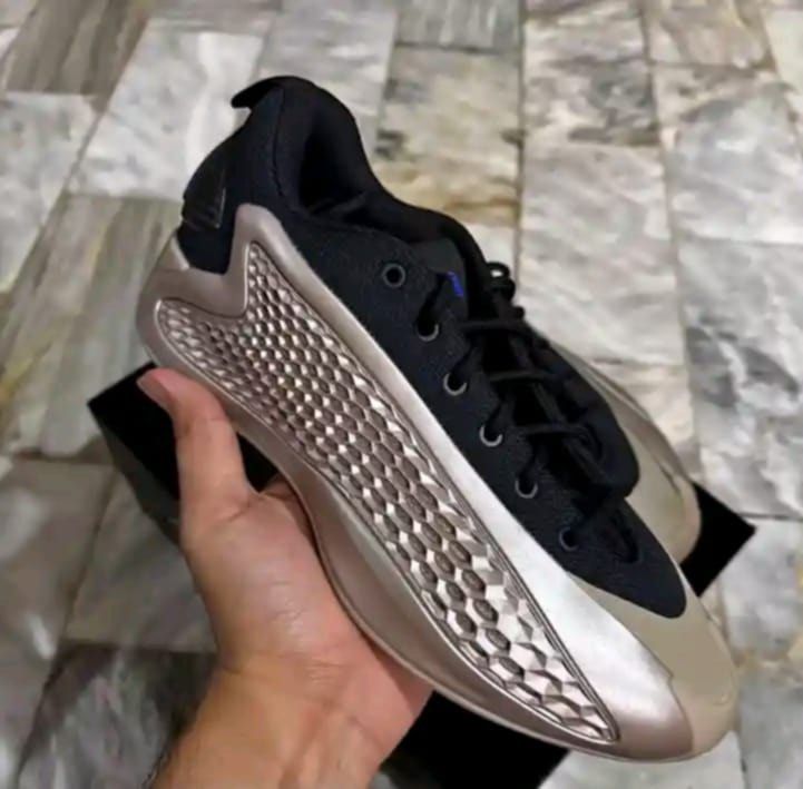 AE 1 Low “Champagne Metallic” (Category: Sneakers) located in Davao. Submitted by pakekeng04 (Listing ID 1457139478, Image 1). Description: ORIGINAL - Size 10 - No Box, Extra laces - Used once, Pauwi lang ng davao airport Davao city .