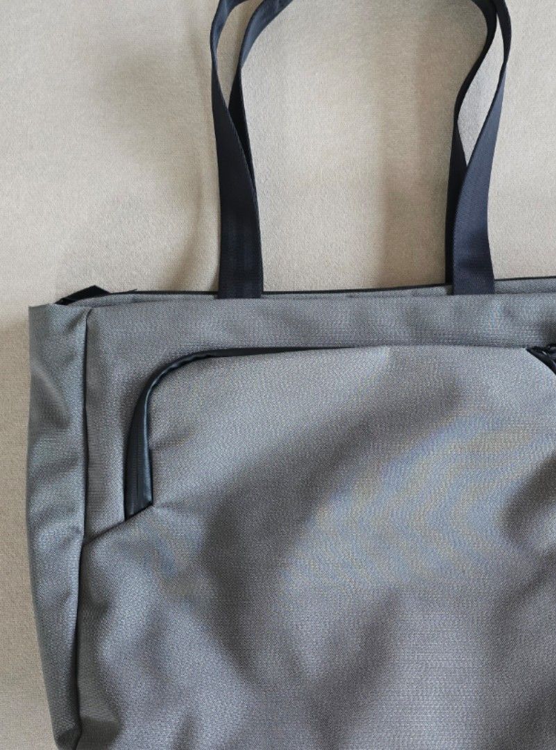 Alpaka Bravo Tote (Category: Sling Bags) located in Paranaque City. Submitted by monicaher (Listing ID 1456964007, Image 1). Description: Complete with Straps No flaws. Used once only. Bought for 7,000 pesos Message me for photos. Idk why carousell doesnt show the whole image. RF: bought a backpack instead..