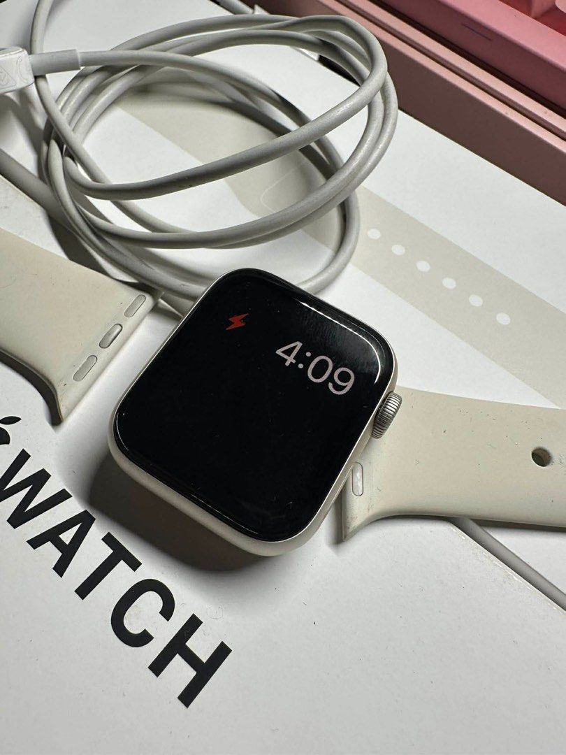Apple Watch SE (2nd Gen) GPS 40mm Starlight (Category: Wearables & Smart Watches) located in Manila. Submitted by dshoppe07 (Listing ID 1457046053, Image 3). Description: - Apple Watch SE (40mm) - Starlight - Includes charging cable - 95% Batt Health -rfs: upgrading.
