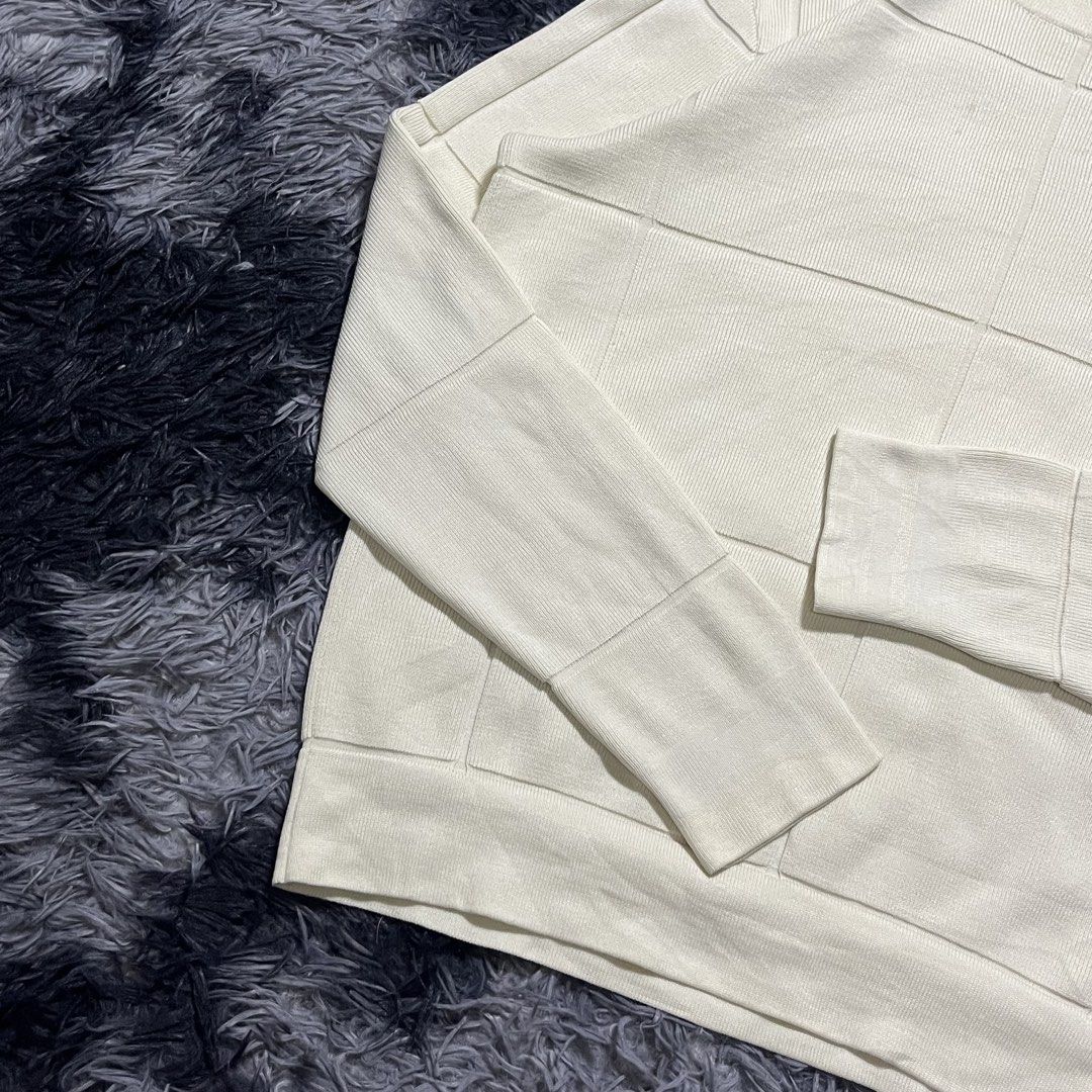 ARMANI EXCHANGE (Category: Coats, Jackets and Outerwear) located in Cagayan de Oro. Submitted by vyncntvault_co2 (Listing ID 1456966668, Image 2). Description: DETAILS - WIDTH: 21 LENGTH: 25 CONDITION: VERY GOOD COLOR RATE: 9/10 COLOR: WHITE FLAWS: NEED WASH & LOOSE STITCHES.