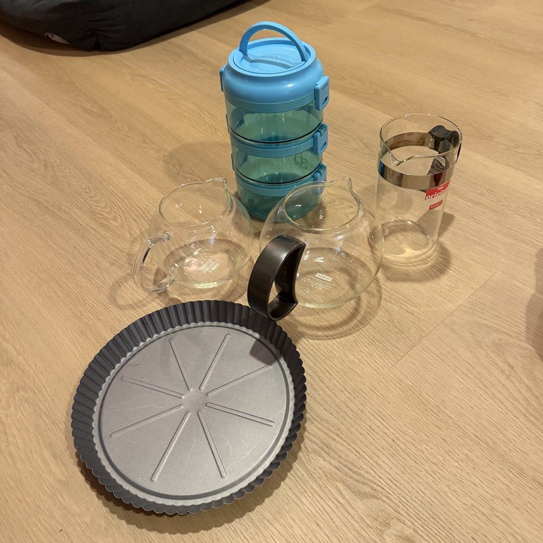 Assorted Kitchen Items (Category: Bathroom & Kitchen Fixtures) located in Singapore. Submitted by ts6244 (Listing ID 1457062890, Image 1). Description: - 1 Pie Dish - 3 Glass Bodum Teapots - 1 3-tiered Carrying case - Collection at my block in Serangoon please!.