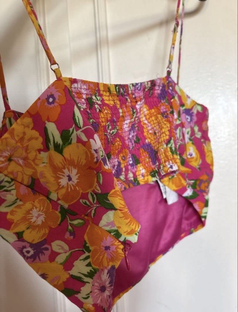 Authentic Zara bustier top (Category: Sleeveless) located in Lipa City. Submitted by riz022 (Listing ID 1456980631, Image 2). Description: Fits XS and Small frame Floral print Original Not using anymore, gained weight.
