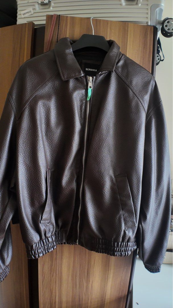 Bershka Brown Faux Leather Bomber Jacket (Category: Coats, Jackets and Outerwear) located in Caloocan City. Submitted by jollyrose_ (Listing ID 1456984492, Image 2). Description: - Bershka brown faux leather bomber jacket - Zip-up front closure - Two convenient side pockets - Versatile: pairs well with jeans or can be dressed up - Ideal for cooler weather SIZE LARGE .