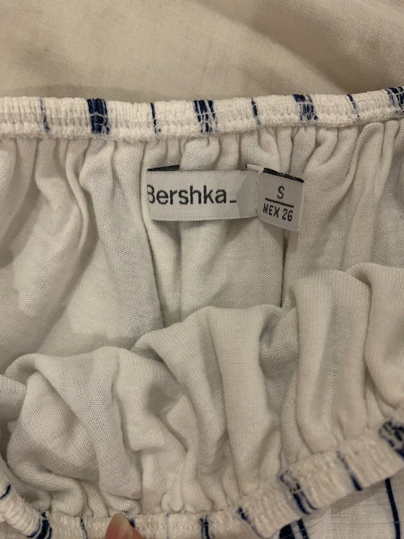 BERSHKA Off the shoulder Top (Category: Others Tops) located in Manila. Submitted by rmaraaa (Listing ID 1457042258, Image 2). Description: Fits xs-m Decluttering clothes so im selling it na for a v low price! Sf shoulder by the buyer.