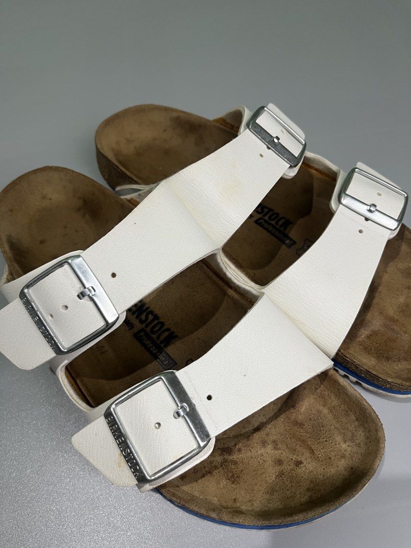 Birkenstock Arizona Super grip (Category: Slippers & Slides) located in Lucena. Submitted by brkrobert (Listing ID 1457060919, Image 2). Description: - Arizona super grip - Stylish sandals - perfect for daily use - super clean look - size 7 - minimal side separation but not that big of a deal - very clean leather straps.