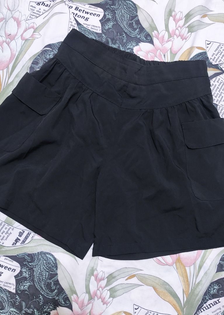 Black cargo short (Category: Shorts) located in Makati City. Submitted by declutterwithcath (Listing ID 1457068708, Image 1). Description: - Polyester material - Free if you buy one item🤍.