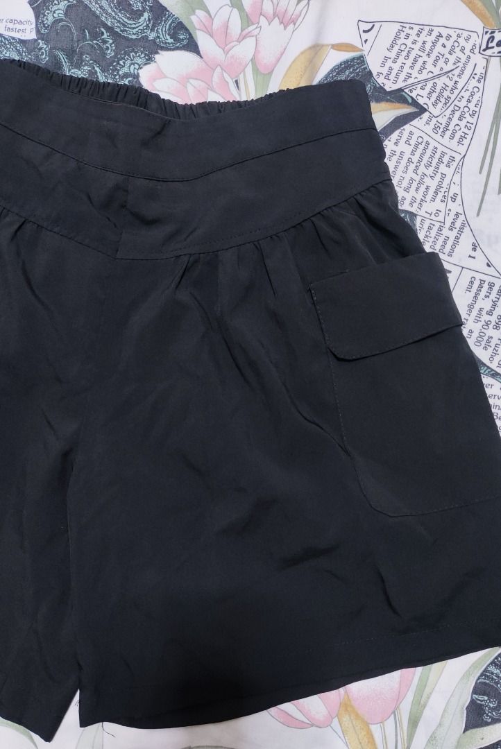 Black cargo short (Category: Shorts) located in Makati City. Submitted by declutterwithcath (Listing ID 1457068708, Image 2). Description: - Polyester material - Free if you buy one item🤍.