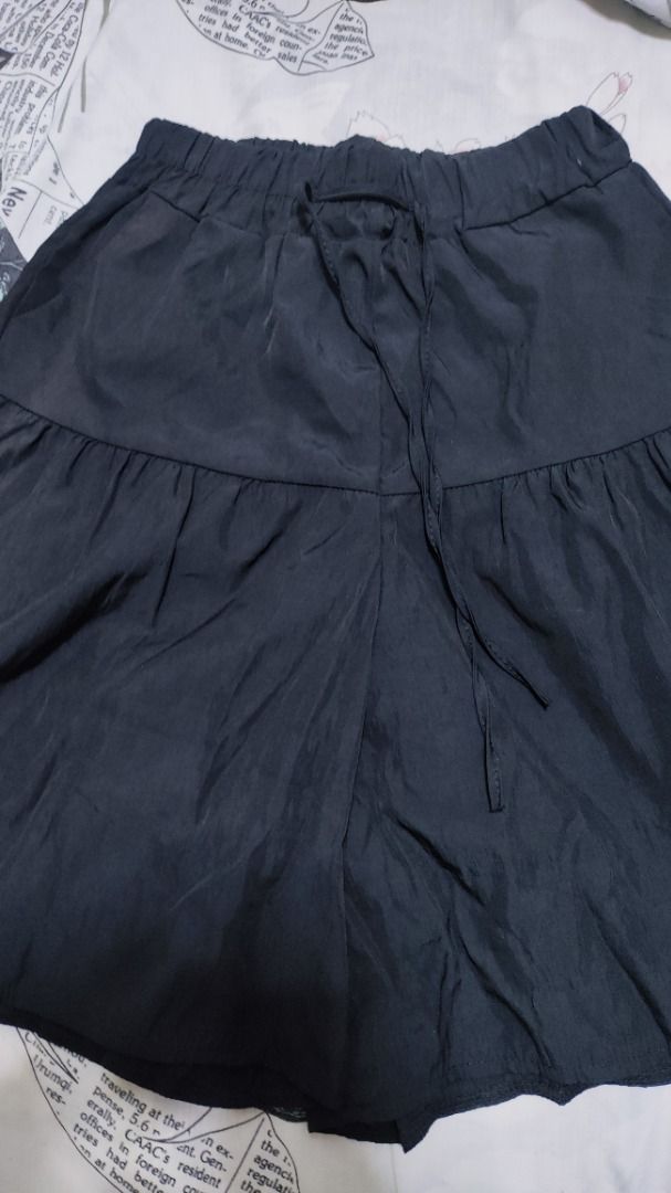 Black flowy short (Category: Shorts) located in Makati City. Submitted by declutterwithcath (Listing ID 1457069296, Image 2). Description: Polyester material .