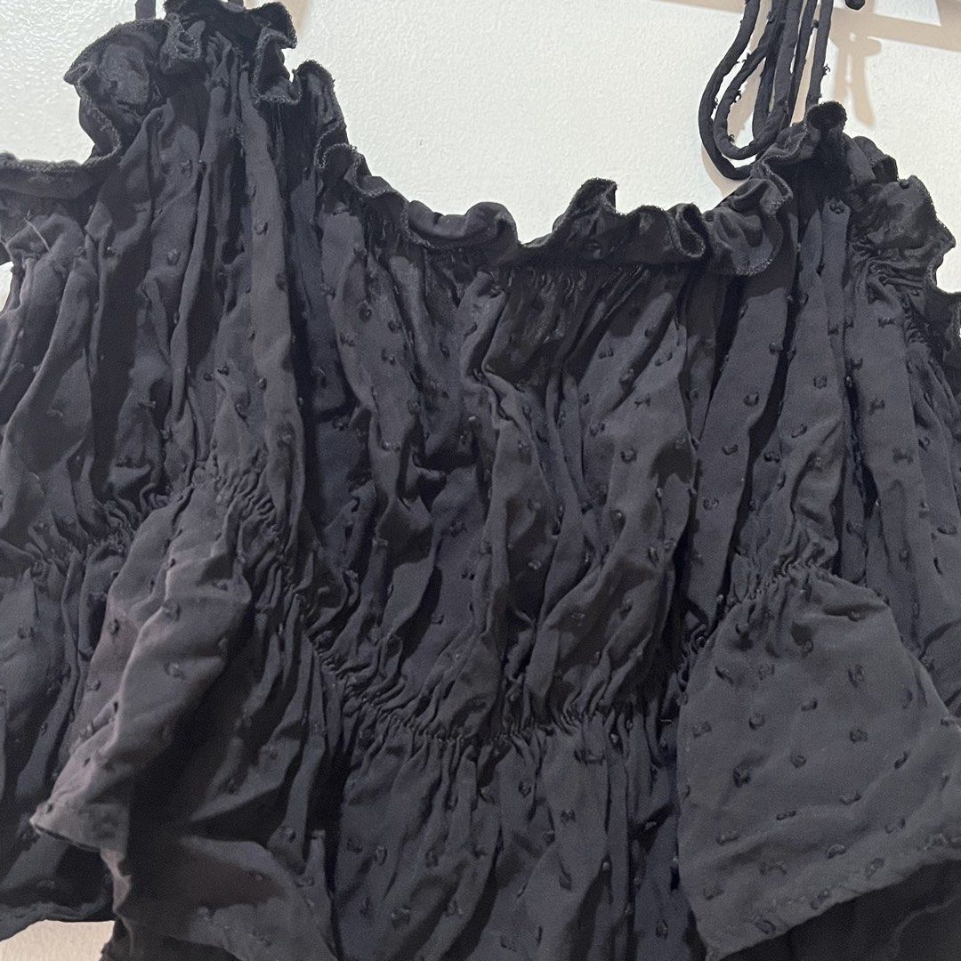 black knot shoulder ruffle hem cami top (Category: Sleeveless) located in Navotas City. Submitted by elslimft (Listing ID 1457032983, Image 3). Description: .