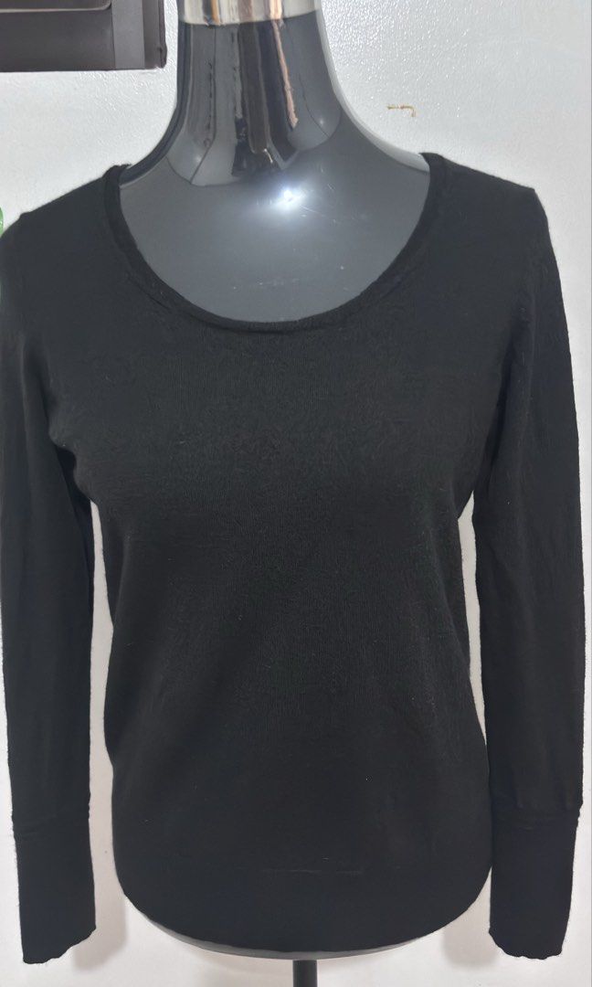 BLACK LONGSLEEVE (Category: Longsleeves) located in Pasig City. Submitted by Atv26 (Listing ID 1457046855, Image 2). Description: Women Black Long Sleeve Fabric: Knitted Flaws : May butas pero tinahi na. Size: Bust Width : 18 inches Length : 23 inches Color Rate: 10/10.