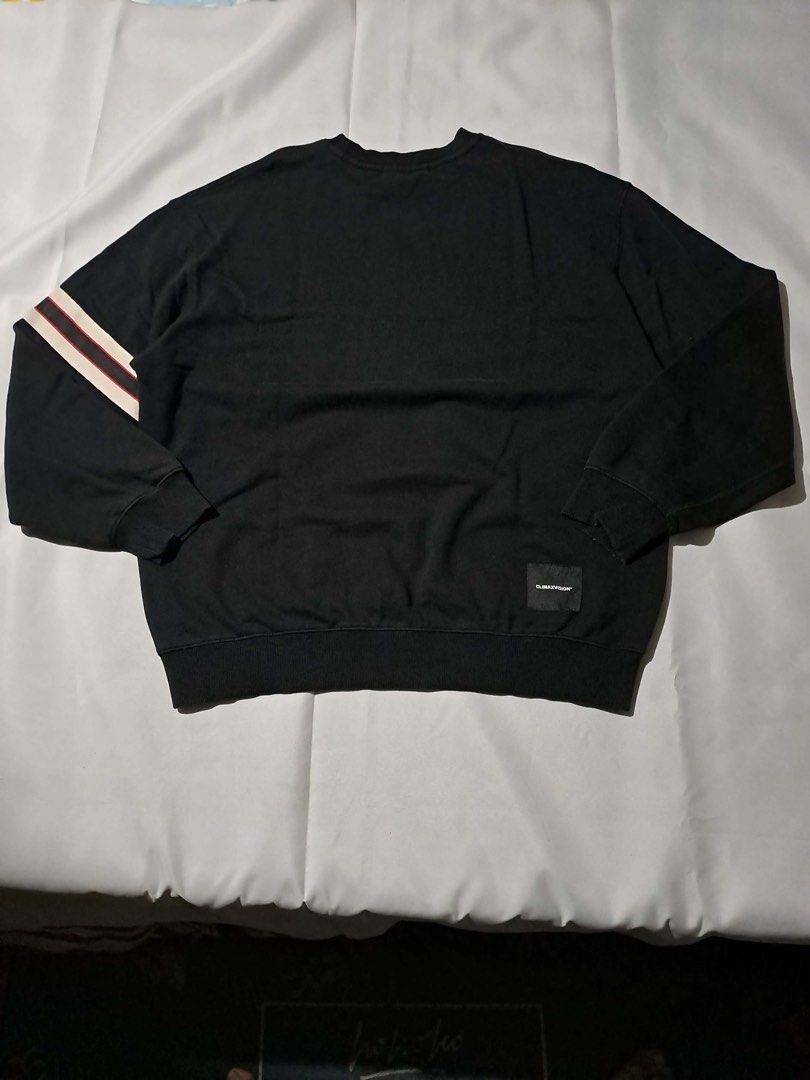 Black sweater (Category: Coats, Jackets and Outerwear) located in Guiguinto. Submitted by riesefeld (Listing ID 1413999283, Image 2). Description: medium to larg w - 23.5 l - 28 shoulder - 23 arm length - 23 arm width - 8.5.