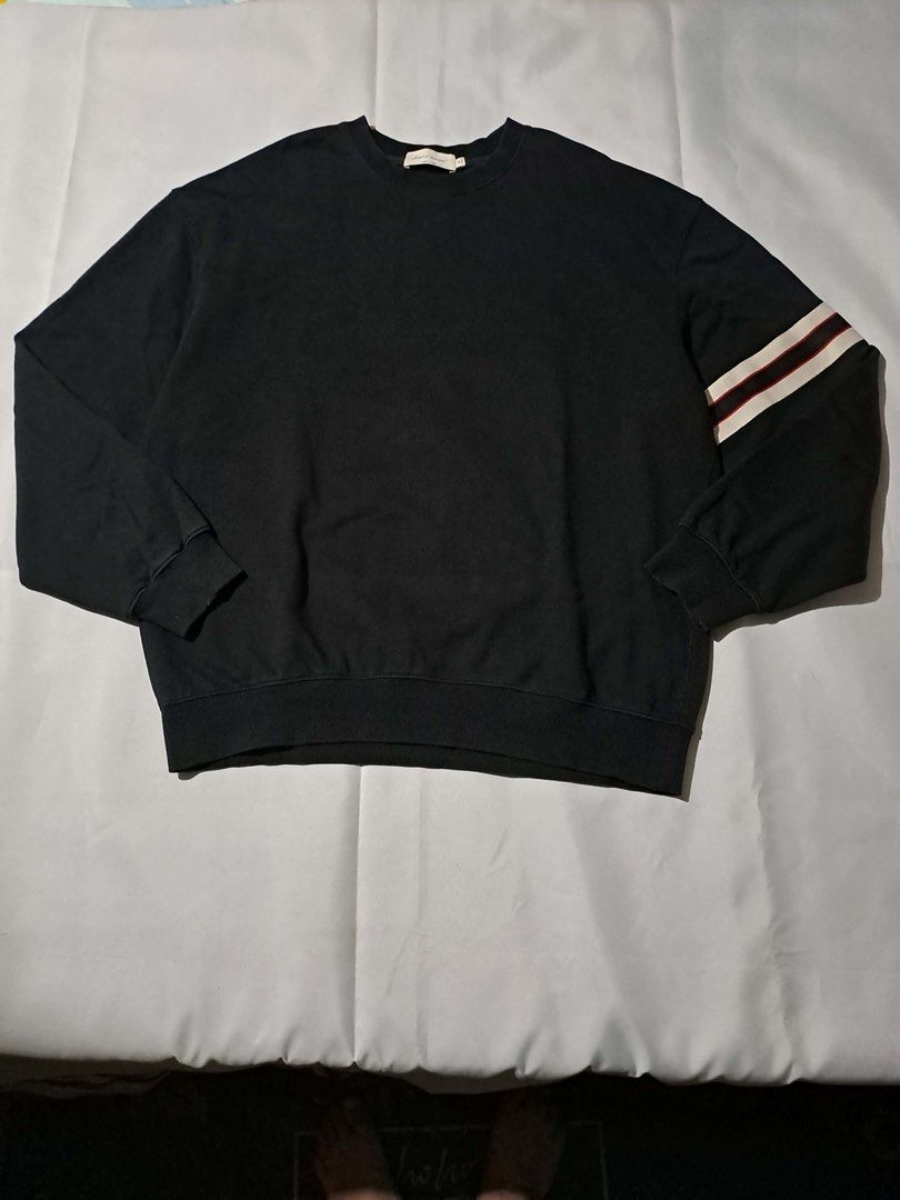 Black sweater (Category: Coats, Jackets and Outerwear) located in Guiguinto. Submitted by riesefeld (Listing ID 1413999283, Image 1). Description: medium to larg w - 23.5 l - 28 shoulder - 23 arm length - 23 arm width - 8.5.