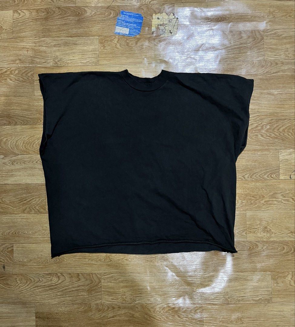 black Yeezy x Gosha Rubchinskiy “1” Box Tee (Category: Activewear) located in Zamboanga. Submitted by alterramz08 (Listing ID 1457132194, Image 2). Description: The selected item is a black Yeezy x Gosha Rubchinskiy “1” Box Tee featuring a bold vertical number “1” graphic. Size : freesize Width 28 Length 32 Verygood Condition Price 800 Pesos.