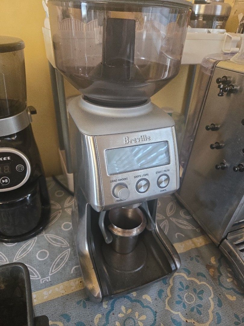 Breville Grinder PRo (Category: Coffee Machines & Makers) located in Manila. Submitted by tantannn19 (Listing ID 1457026629, Image 1). Description: decluttering of items.