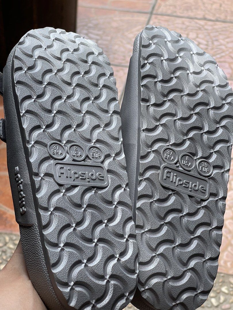bundle of 2 flipside slides size US8 UNisEX (Category: Flats & Sandals) located in Taytay. Submitted by rizver2026 (Listing ID 1456983989, Image 2). Description: bundle of 2 flipside slides UNISEX 1 brand new 1 used 1x rfs too many shoes already decluttering only super comfy when worn.