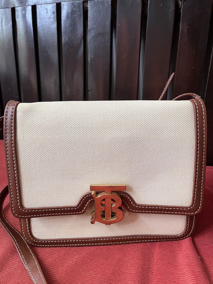 Burberry Crossbody Bag (Category: Cross-body Bags) located in Amlan (Ayuquitan). Submitted by pringpring (Listing ID 1457123938, Image 1). Description: .