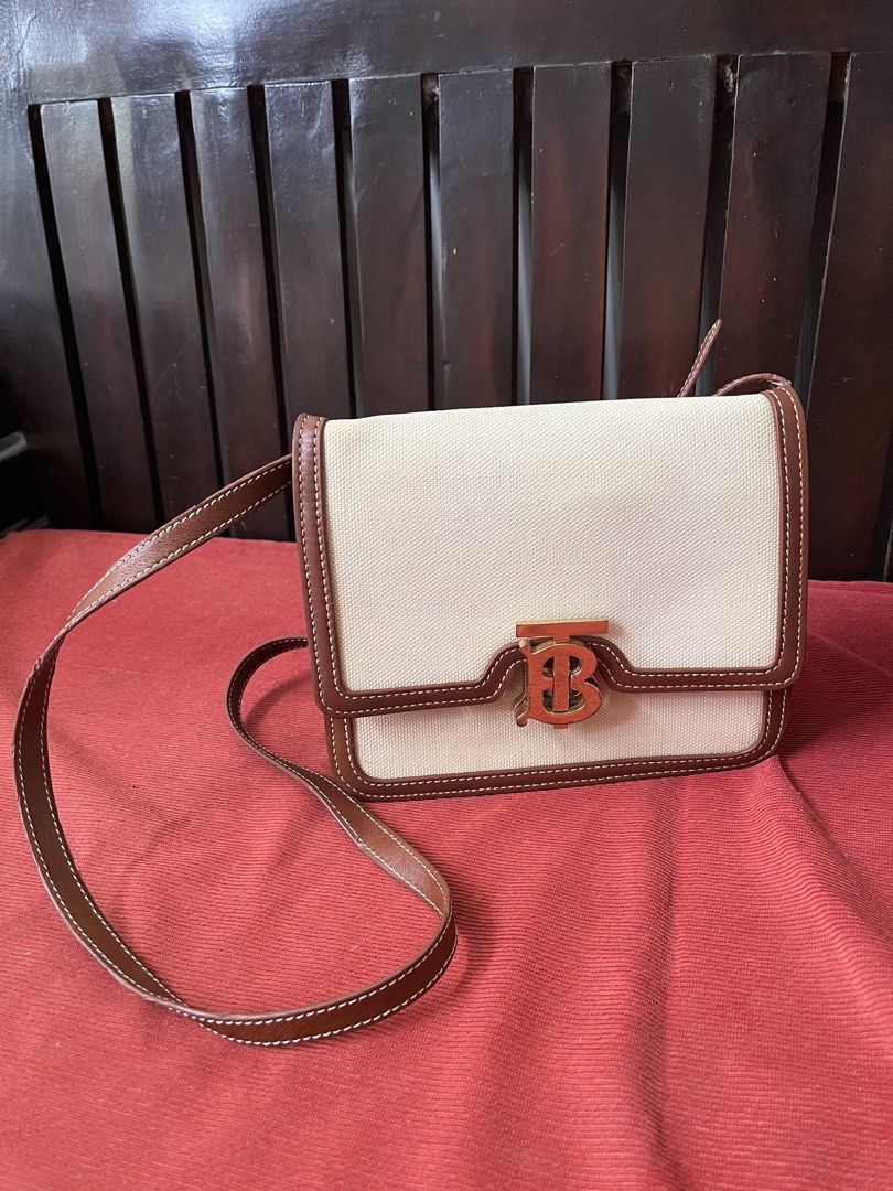 Burberry Crossbody Bag (Category: Cross-body Bags) located in Amlan (Ayuquitan). Submitted by pringpring (Listing ID 1457123938, Image 2). Description: .