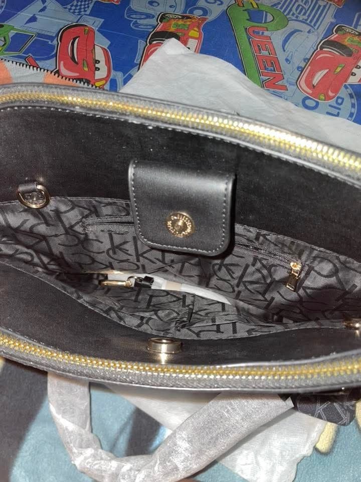 Calvin Klein Bag Black (Category: Luxury Bags & Wallets) located in Naga. Submitted by mixhaus28 (Listing ID 1457100029, Image 2). Description: Galing Dubai No Issue Brand New.